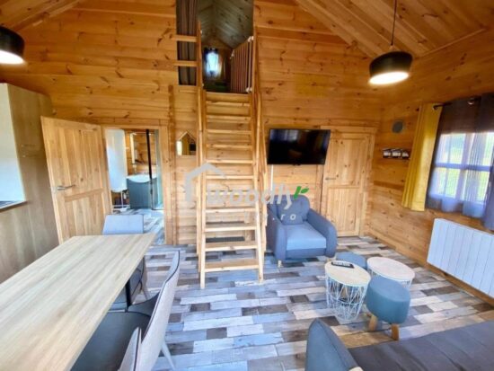 clienti Casă de lemn cu mansardă, terasă, baie, 4 încăperi, spatiu de 36mp interior + 19mp terasă, 8 x 8m, ANDRA
