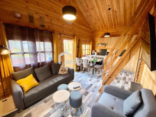 clienti Casă de lemn cu mansardă, terasă, baie, 4 încăperi, spatiu de 36mp interior + 19mp terasă, 8 x 8m, ANDRA