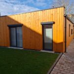 Foto client casa de lemn modern izolata Kaya