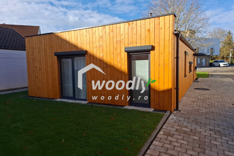 Foto client casa de lemn modern izolata Kaya