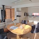 Foto client casa de lemn modern izolata Kaya