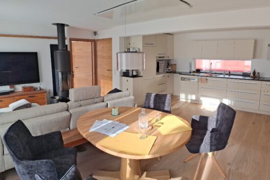 Foto client casa de lemn modern izolata Kaya