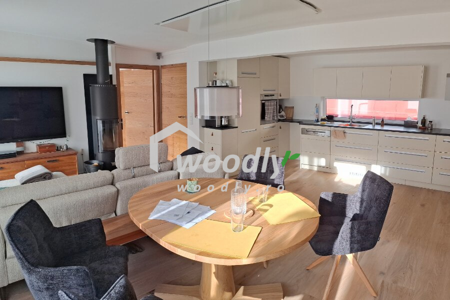 Foto client casa de lemn modern izolata Kaya