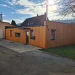 Foto client casa de lemn modern izolata Kaya