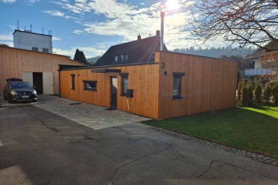 Foto client casa de lemn modern izolata Kaya