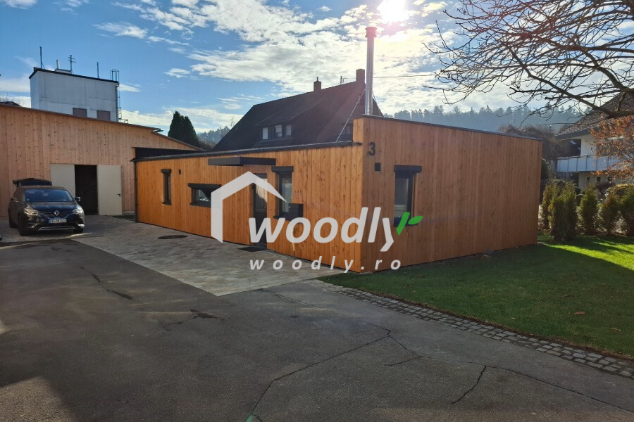 Foto client casa de lemn modern izolata Kaya