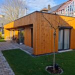 Foto client casa de lemn modern izolata Kaya