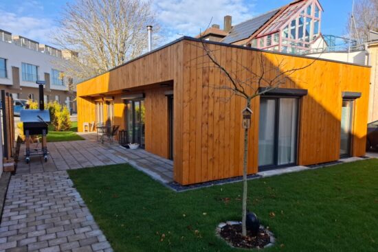 Foto client casa de lemn modern izolata Kaya