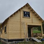 Foto client Casă din lemn izolată cu mansardă, terasă acoperită, living, 2 dormitoare și 3 băi, Doris