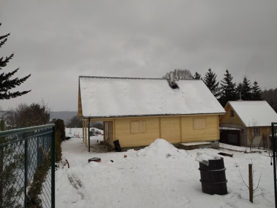 poza client casa de lemn izolata cu terasa