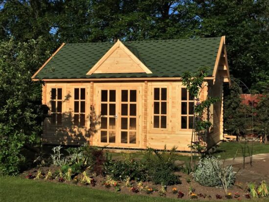 poza client Atelier hoby din lemn in gradina CLOCKHOUSE
