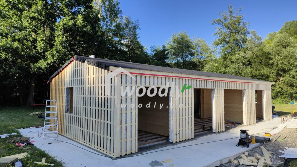 Casă din lemn izolată, 78mp, 3 dormitoare, living, bai, magazie