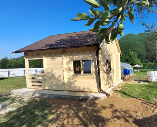 Casă din lemn la cheie, ALBI, modulară, neizolată, 48 mp, veranda, living, dormitor, baie