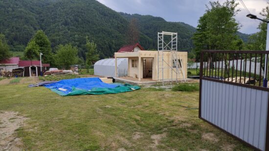 Casă din lemn la cheie, ALBI, modulară, neizolată, 48 mp, veranda, living, dormitor, baie