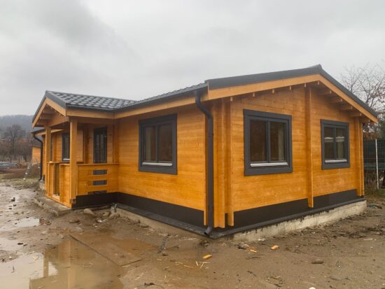 Montaj casa din lemn, izolata, model DONNA, 75 mp, cu terasă, baie, 2 dormitoare, in Dărmănești, Bacău