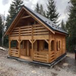 Dealu Negru, Cluj – Montaj cabană din lemn la cheie, LIVINGTON, 50mp, cu mansarda, terasa, 2 camere si baie