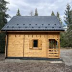 Dealu Negru, Cluj – Montaj cabană din lemn la cheie, LIVINGTON, 50mp, cu mansarda, terasa, 2 camere si baie