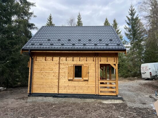 Dealu Negru, Cluj – Montaj cabană din lemn la cheie, LIVINGTON, 50mp, cu mansarda, terasa, 2 camere si baie