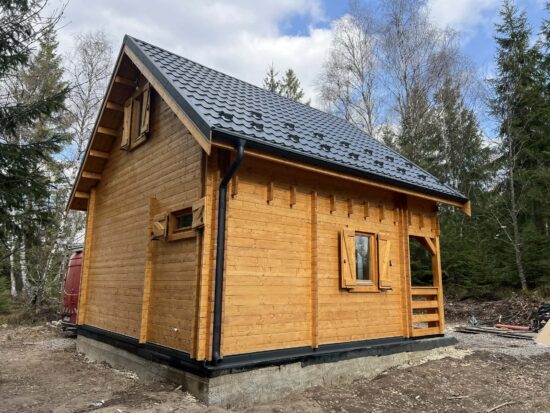 Dealu Negru, Cluj – Montaj cabană din lemn la cheie, LIVINGTON, 50mp, cu mansarda, terasa, 2 camere si baie