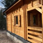 Dealu Negru, Cluj – Montaj cabană din lemn la cheie, LIVINGTON, 50mp, cu mansarda, terasa, 2 camere si baie