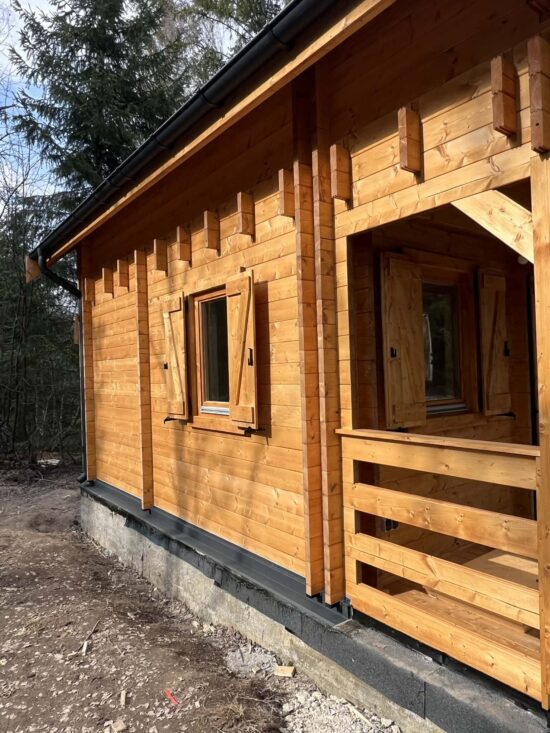 Dealu Negru, Cluj – Montaj cabană din lemn la cheie, LIVINGTON, 50mp, cu mansarda, terasa, 2 camere si baie
