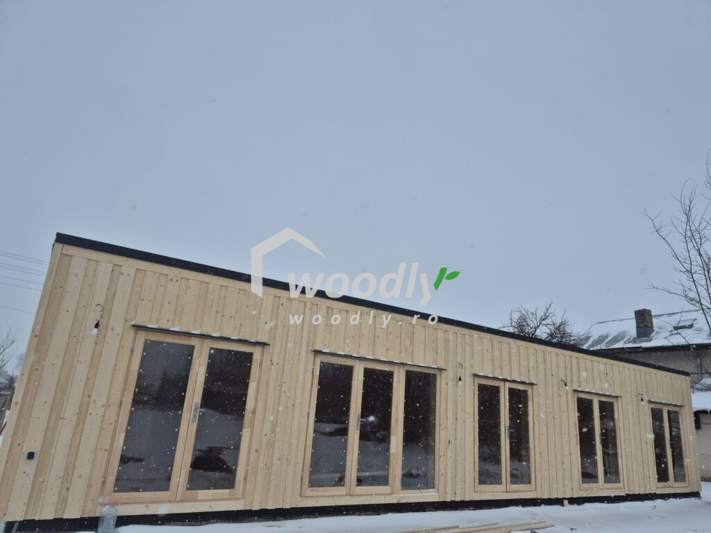 Roșiori, Ialomița – Montaj casă din lemn la cheie, BELLA 3 de 75 mp, living, 3 dormitoare si 2 bai