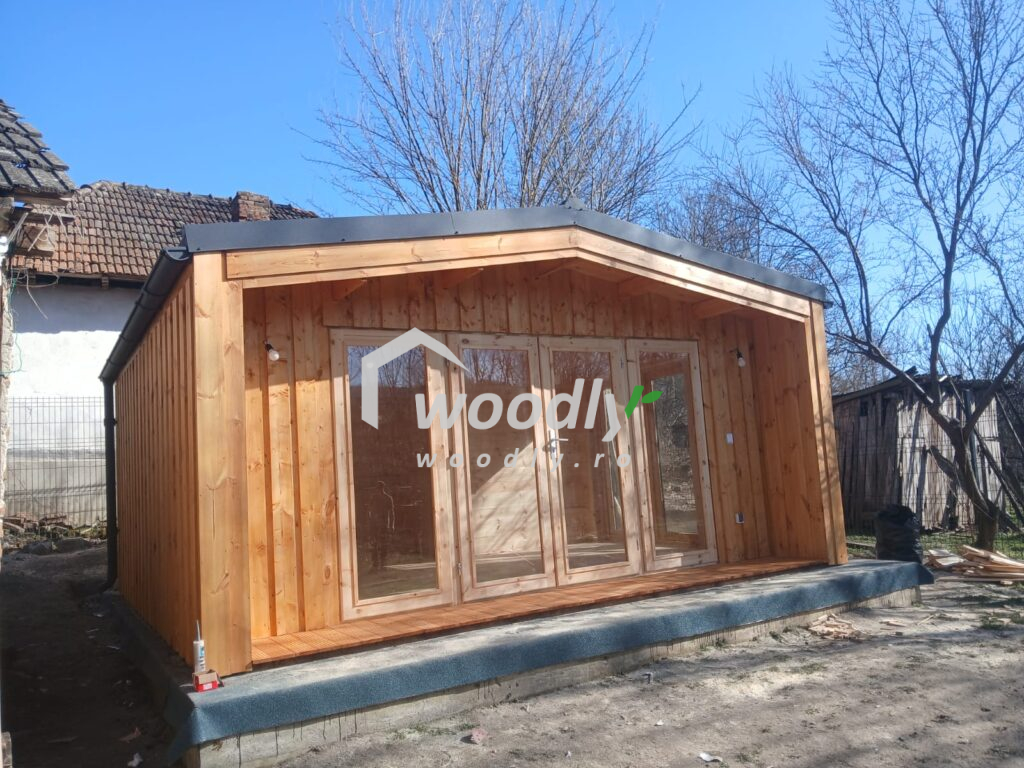 Valcea casa din lemn la cheie, modulara, Pia, 25 mp cu terasa acoperita si o camera