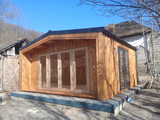 Valcea casa din lemn la cheie, modulara, Pia, 25 mp cu terasa acoperita si o camera