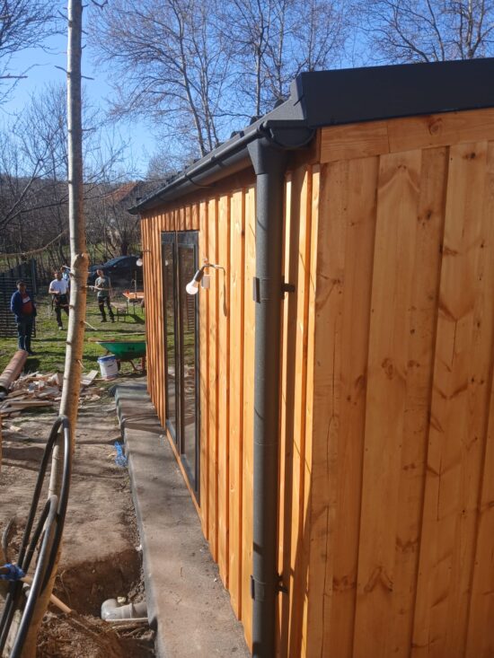 Valcea casa din lemn la cheie, modulara, Pia, 25 mp cu terasa acoperita si o camera