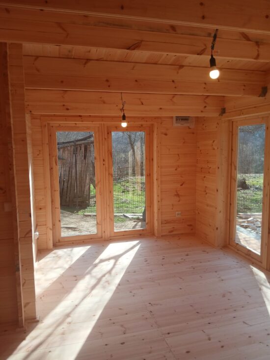 Valcea casa din lemn la cheie, modulara, Pia, 25 mp cu terasa acoperita si o camera