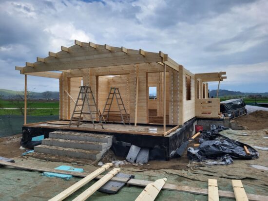 Brasov - Casă din lemn la cheie, izolată, modulară, rezidențială, 75 mp, 3 camere, baie și verandă