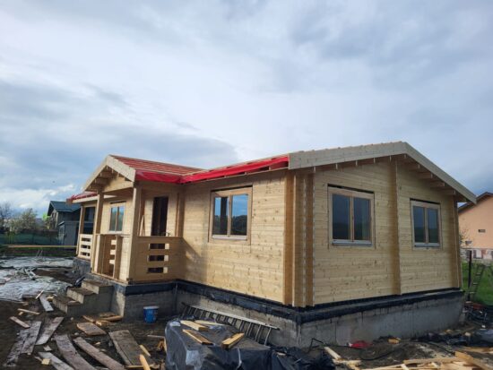 Brasov - Casă din lemn la cheie, izolată, modulară, rezidențială, 75 mp, 3 camere, baie și verandă