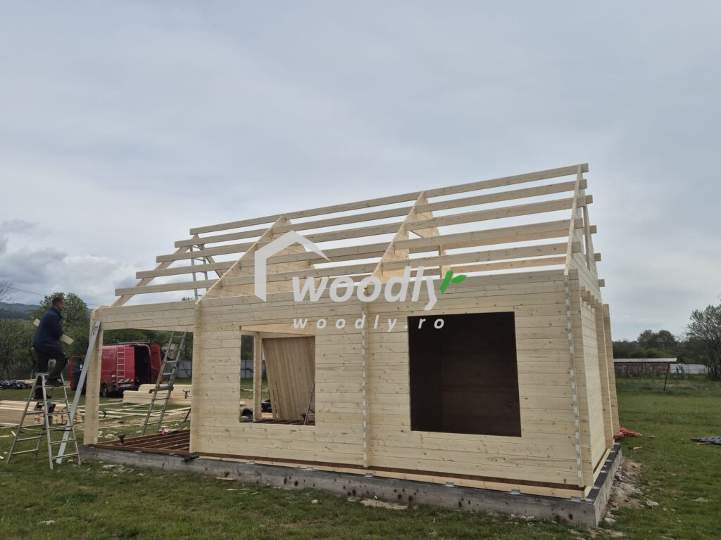 Gorj – montaj Casă din lemn la cheie, AGATA, modulară, izolată, cu mansarda 39 mp + terasa acoperite 13mp, living, dormitor, mansardă, baie, 5x9m