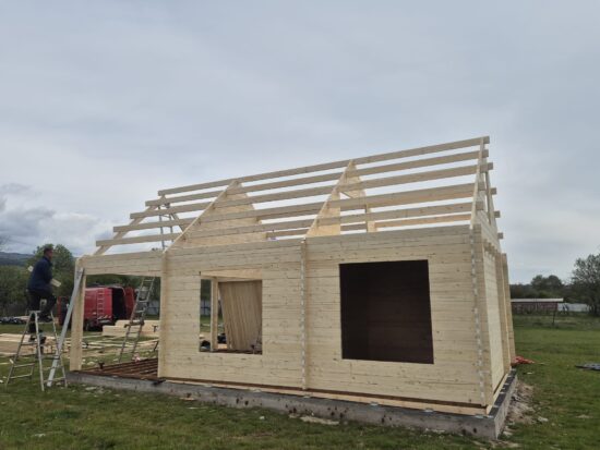 Gorj – montaj Casă din lemn la cheie, AGATA, modulară, izolată, cu mansarda 39 mp + terasa acoperite 13mp, living, dormitor, mansardă, baie, 5x9m