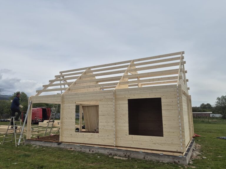 Gorj – montaj Casă din lemn la cheie, AGATA, modulară, izolată, cu mansarda 39 mp + terasa acoperite 13mp, living, dormitor, mansardă, baie, 5x9m