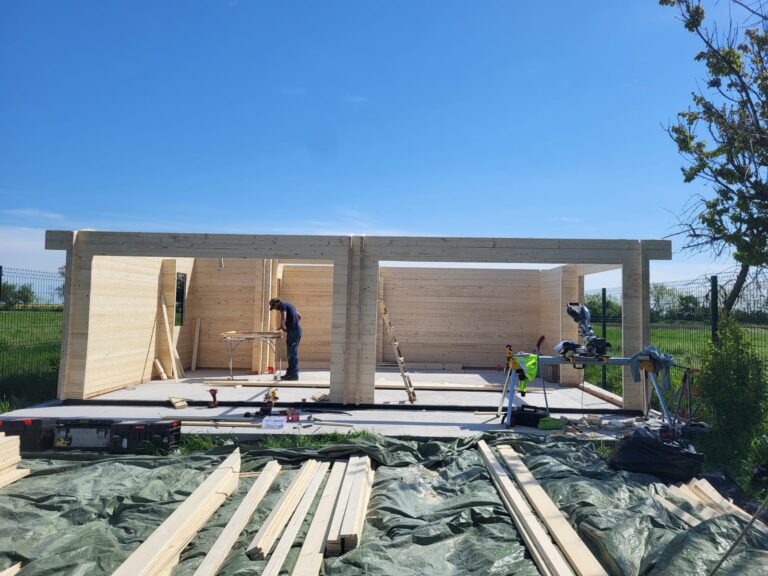 Timiș – montaj casă din lemn la cheie, MARINA, modulară, neizolată, 48 mp, o cameră, baie, perete unic de 44mm