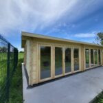 Timiș – montaj casă din lemn la cheie, MARINA, modulară, neizolată, 48 mp, o cameră, baie, perete unic de 44mm