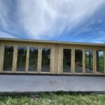 Timiș – montaj casă din lemn la cheie, MARINA, modulară, neizolată, 48 mp, o cameră, baie, perete unic de 44mm
