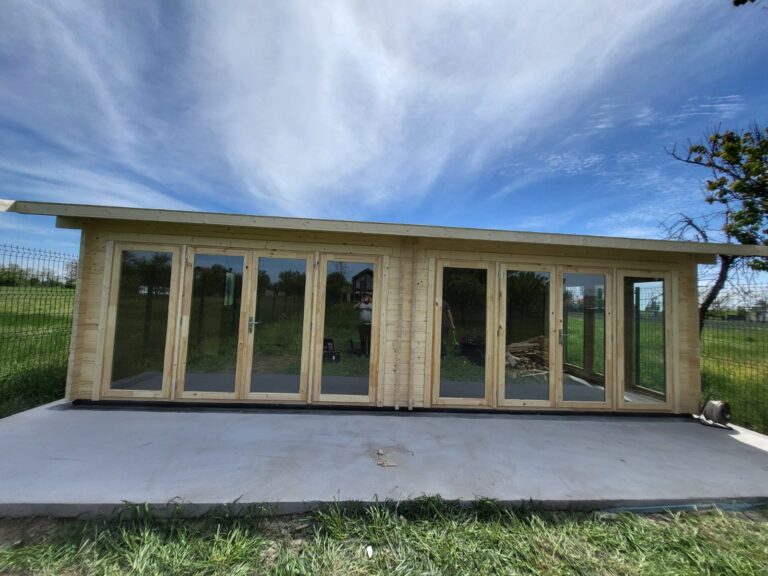 Timiș – montaj casă din lemn la cheie, MARINA, modulară, neizolată, 48 mp, o cameră, baie, perete unic de 44mm