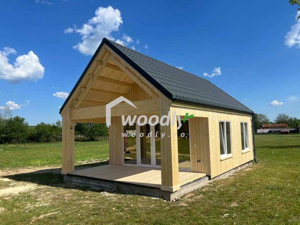 Gorj – montaj Casă din lemn la cheie, AGATA, modulară, izolată, cu mansarda 39 mp + terasa acoperite 13mp, living, dormitor, mansardă, baie, 5x9m