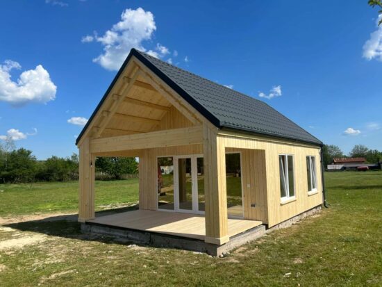 Gorj – montaj Casă din lemn la cheie, AGATA, modulară, izolată, cu mansarda 39 mp + terasa acoperite 13mp, living, dormitor, mansardă, baie, 5x9m