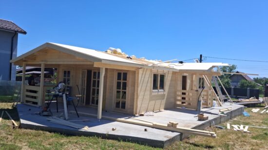 Slatina, Olt - Montaj casă din lemn modulară, 75 mp, living, 2 dormitoare, baie și verandă, dimensiuni 6 × 13 m, model DONNA