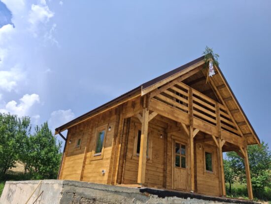 Cabana din lemn izolată, 50mp, mansarda, terasa acoperita, balcon, 2 camere, baie, perete dublu 44mm + izolație 150 mm + 44mm, Pin Nordic, 6x6m, LIVINGTON
