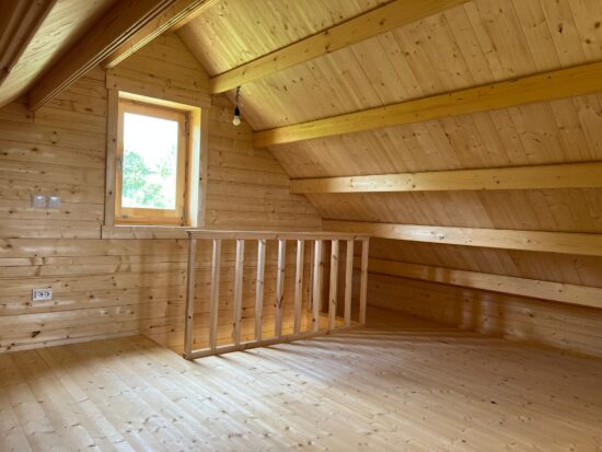 Cabana din lemn izolată, 50mp, mansarda, terasa acoperita, balcon, 2 camere, baie, perete dublu 44mm + izolație 150 mm + 44mm, Pin Nordic, 6x6m, LIVINGTON