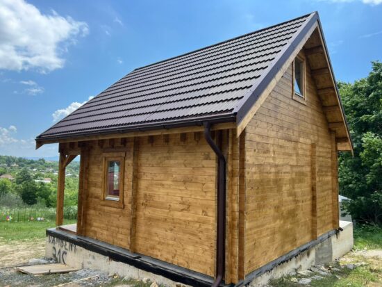 Cabana din lemn izolată, 50mp, mansarda, terasa acoperita, balcon, 2 camere, baie, perete dublu 44mm + izolație 150 mm + 44mm, Pin Nordic, 6x6m, LIVINGTON