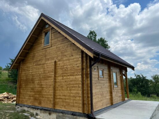 Cabana din lemn izolată, 50mp, mansarda, terasa acoperita, balcon, 2 camere, baie, perete dublu 44mm + izolație 150 mm + 44mm, Pin Nordic, 6x6m, LIVINGTON