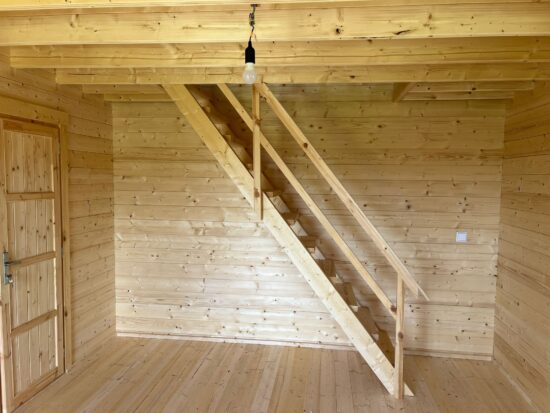 Cabana din lemn izolată, 50mp, mansarda, terasa acoperita, balcon, 2 camere, baie, perete dublu 44mm + izolație 150 mm + 44mm, Pin Nordic, 6x6m, LIVINGTON