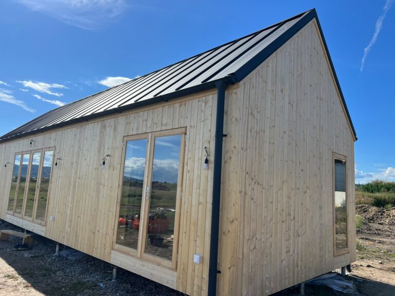 Montaj Cluj Mihai Viteazu - Casă din lemn izolată, 50mp, 3 camere, baie, 12x4m, perete dublu de 44mm + izolație + 20mm, Pin Nordic, ADALINE
