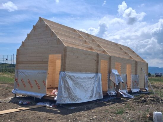 Montaj Cluj Mihai Viteazu - Casă din lemn izolată, 50mp, 3 camere, baie, 12x4m, perete dublu de 44mm + izolație + 20mm, Pin Nordic, ADALINE