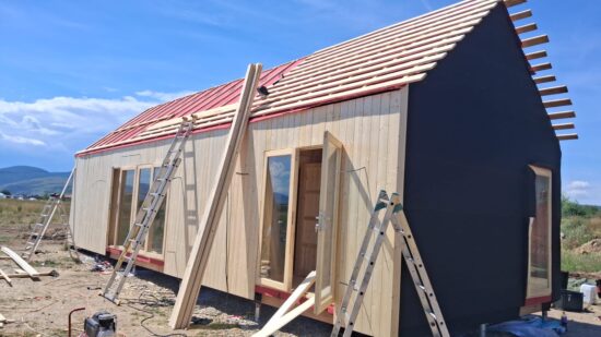 Montaj Cluj Mihai Viteazu - Casă din lemn izolată, 50mp, 3 camere, baie, 12x4m, perete dublu de 44mm + izolație + 20mm, Pin Nordic, ADALINE